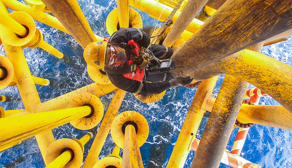 wide_oilworker2